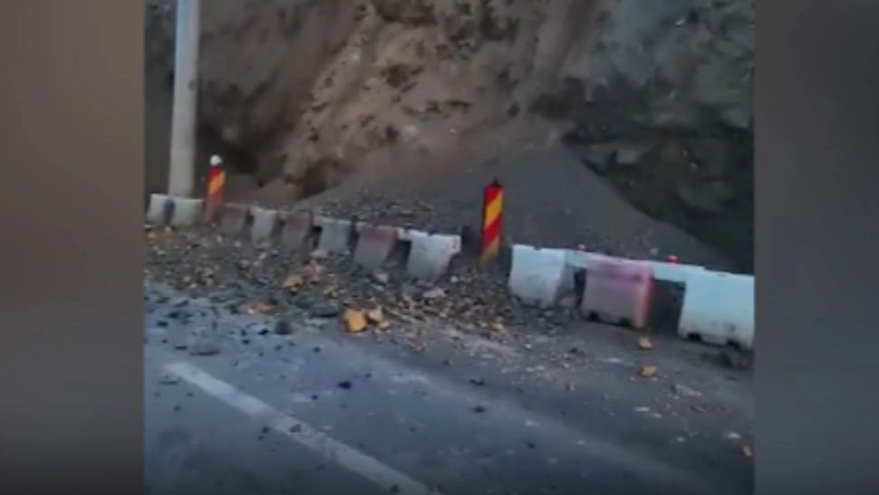 Situație dezastruoasă pe Valea Oltului: șoseaua se poate SURPA oricând! Șoferii, în pericol