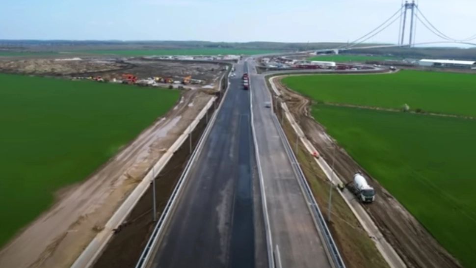 Treabă de mântuială: asfaltul de la Podul de la Brăila a CRĂPAT la o lună de la turnare! Inaugurarea, în condiții incerte