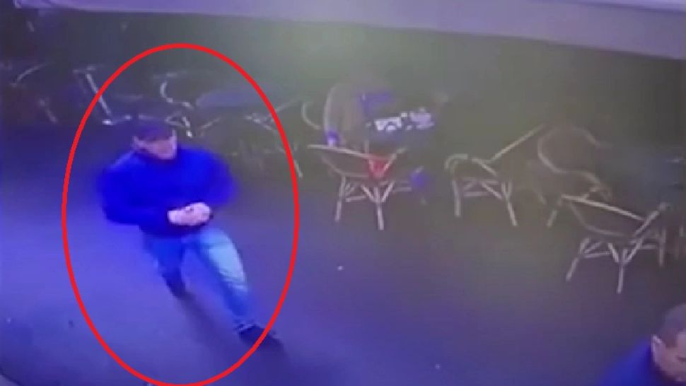 Primele imagini cu ATACUL asupra unuia dintre patronii clubului Nuba din Capitală. Atacatorul, surprins de camerele de supraveghere 