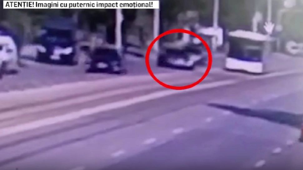 7 persoane rănite la Iași, după ce un șofer a întors fără să se asigure. Accidentul, surprins de camerele de supraveghere - VIDEO