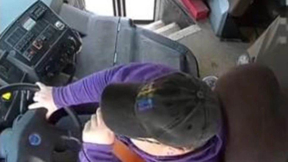 Un elev de 13 ani a salvat un autobuz şcolar cu 60 de copii, după ce șoferul a leșinat la volan! Spiritul său de inițiativă a împiedicat o tragedie - VIDEO