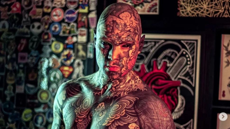 Profesorul cu cele mai multe tatuaje din lume ȘOCHEAZĂ din nou. Bărbatul și-a tatuat inclusiv limba și globii oculari! Cum arată acum...