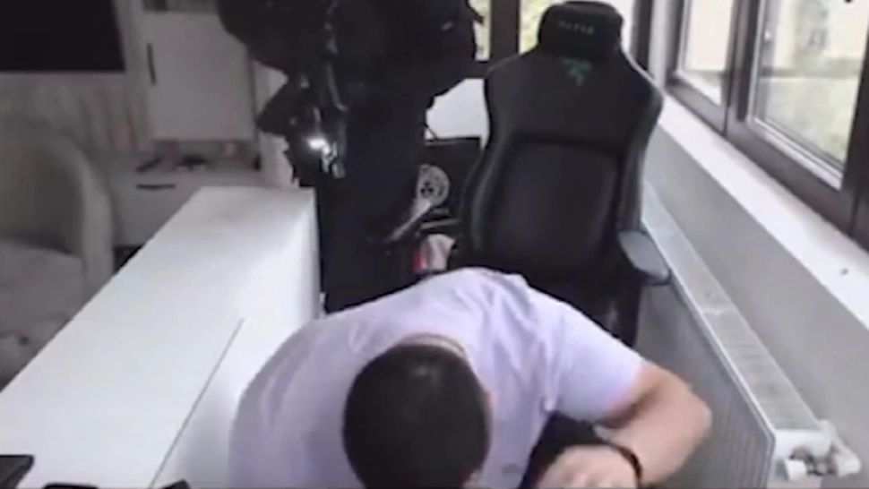 Regele provocărilor de pe TikTok, reținut pentru 24 de ore. Polițiștii au descins peste el în timpul unui live - VIDEO