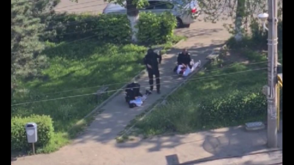 Intervenție ca în filme, la Ploiești: bătăuși, puși la pământ de mascați. Scandal cu macete între clanuri