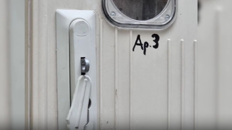 4 studente, la un pas de moarte după ce s-au intoxicat cu dioxid de carbon într-un apartament închiriat în Braşov! Cui aparține "apartamentul groazei"