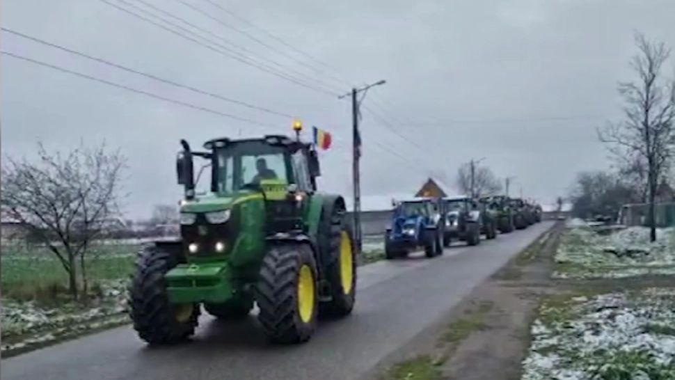 Protest fermieri. Ciocniri între jandarmi și manifestanți, în Vama Nădlac! Reprezentanții MAI s-au așezat în fața tractoarelor, pentru a bloca accesul