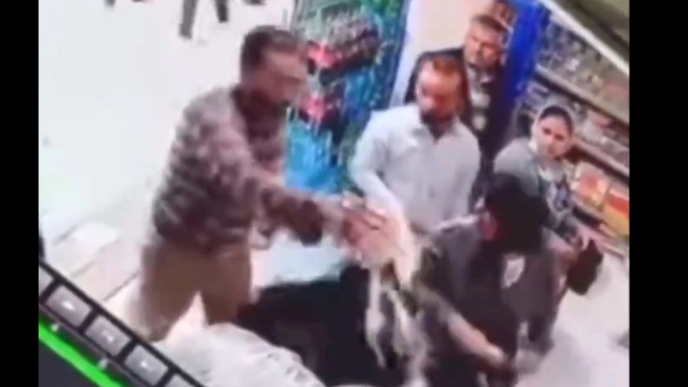 Două femei, agresate într-un magazin din Iran pentru că nu purtau hijab-ul pe cap! Un bărbat le-a atacat cu iaurt - VIDEO