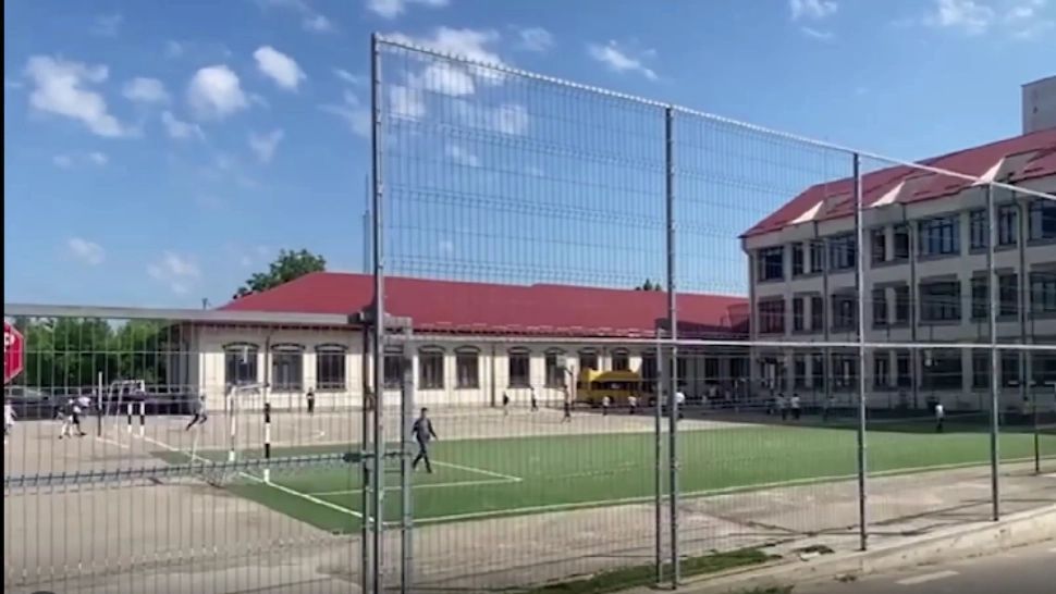 Nici școala nu mai e ce-a fost! Ore mai SCURTE, la o școală din București, din cauza numărului prea mare de elevi. În Neamț, clase scoase la închiriat