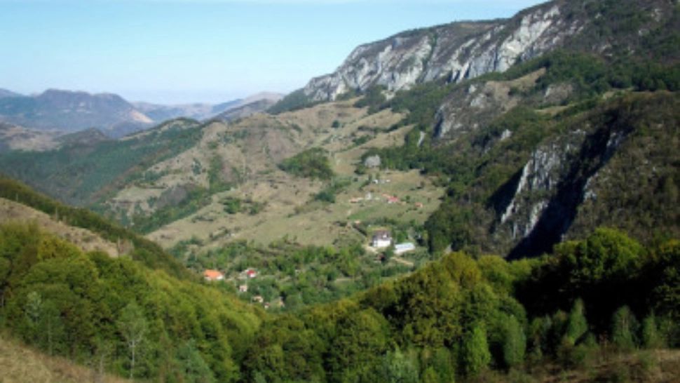 Cum au ajuns românii să plătească bani pentru a vedea bogățiile țării. Anchetă bombă legată de situația terenurilor