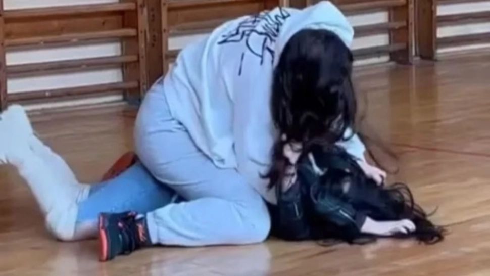 Două eleve s-au luat la bătaie în timpul orei de sport! Colegii fetelor au stat pe margine și au filmat întreaga scenă