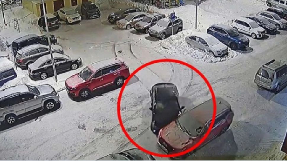 Ce a putut să facă o șoferiță beată! A luat la rând mașinile din parcare, dar ce a urmat e de groază - VIDEO