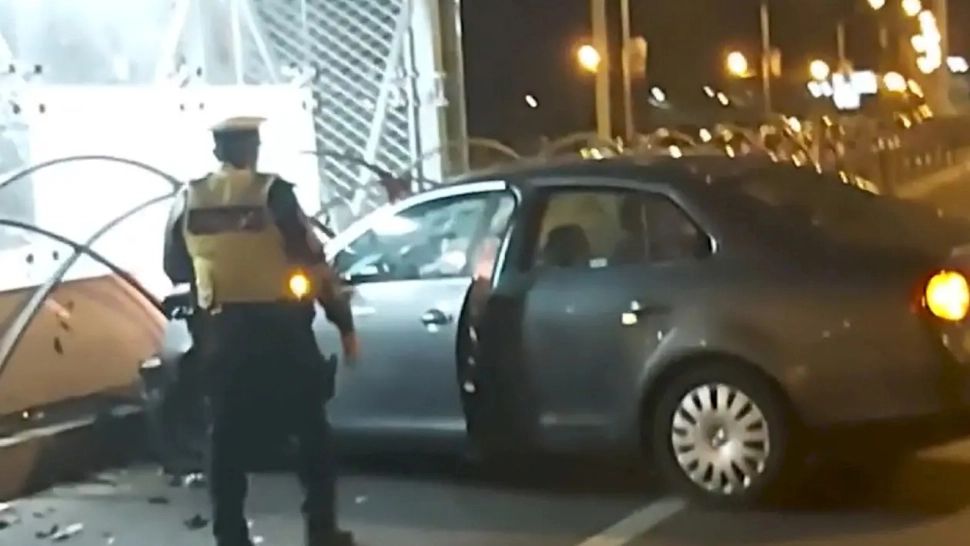 Tupeu maxim. După ce a fugit de polițiști, pentru că băuse, un șofer a lovit o stație de metrou din București și a făcut circ