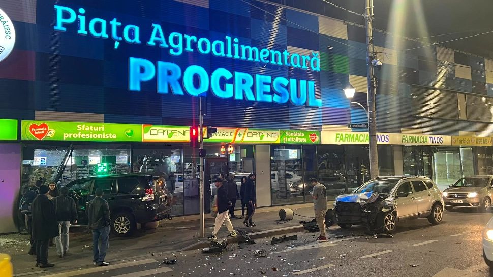 Accident spectaculos în București. A intrat cu autoturismul într-o farmacie - FOTO