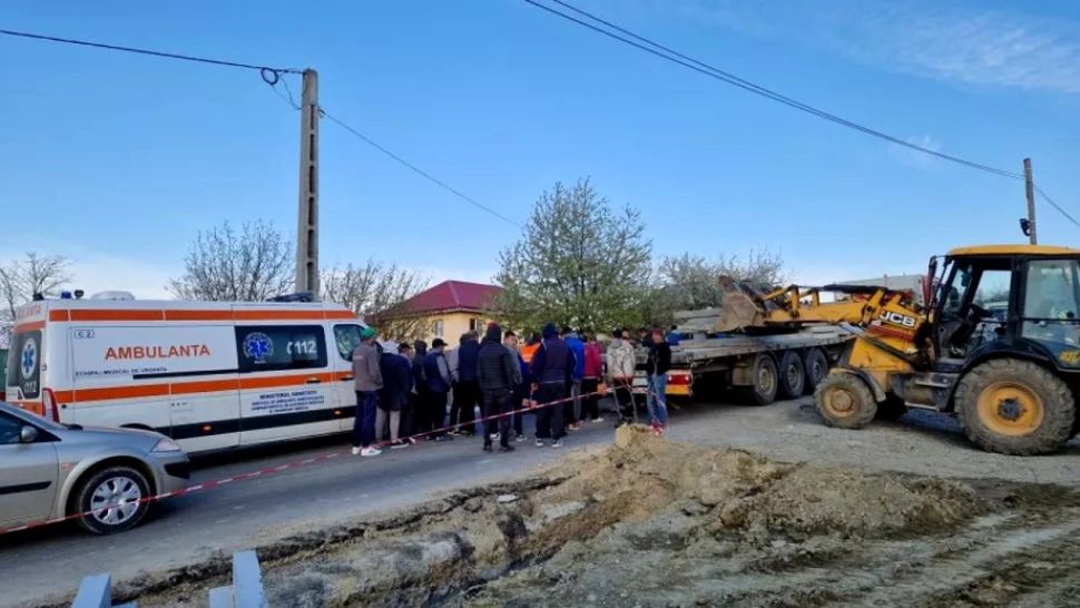 Accident înfiorător în Bacău. 2 muncitori care descărcau o remorcă AU MURIT, striviți de un stâlp de beton