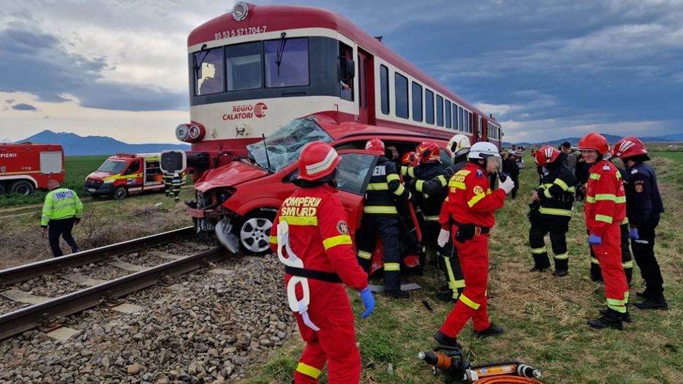 Mașină spulberată de tren la barieră. Două persoane au fost grav rănite (FOTO)