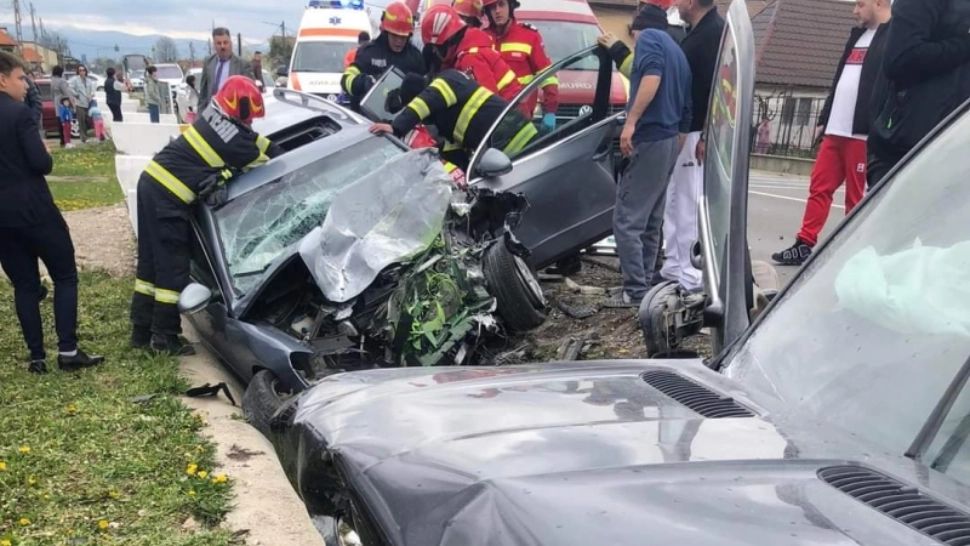 Accident grav: 7 răniți, duși la spital după un carambol între trei mașini în Gorj (video)