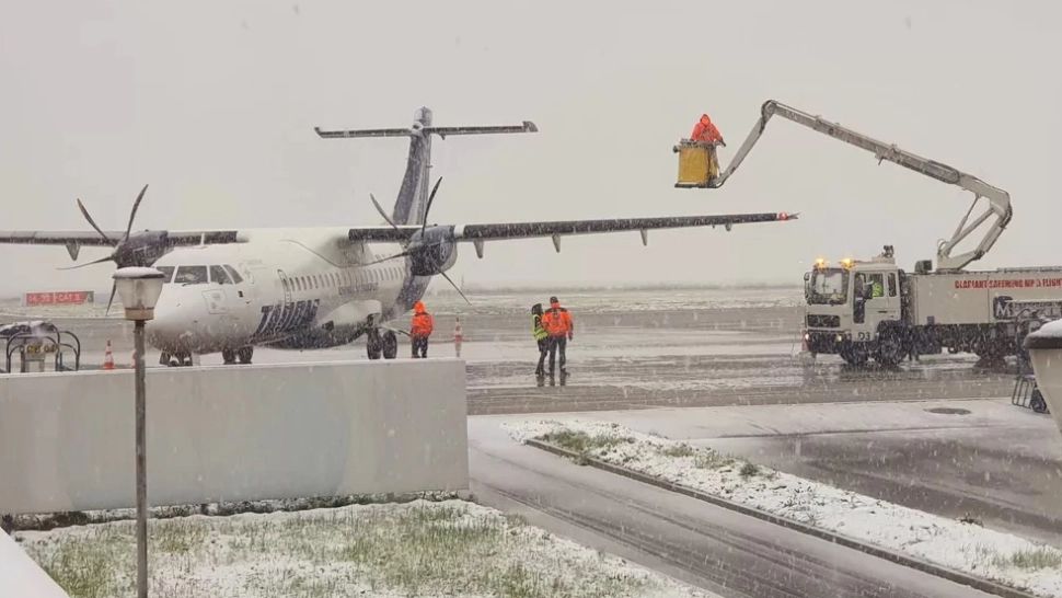 Activitatea pe Aeroportul din Iaşi, afectată de NINSOARE. Mai multe zboruri au ÎNTÂRZIERI de până la două ore - CURSELE afectate