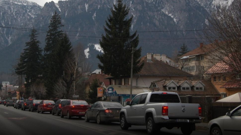 Aglomeraţie pe DN 1, pe sensul dinspre Brașov spre București. Românii respectă tradiția și evită rutele ocolitoare
