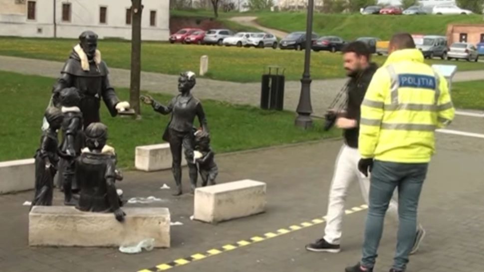 Cetatea Alba Iulia, vandalizată cu...cocă de gătit