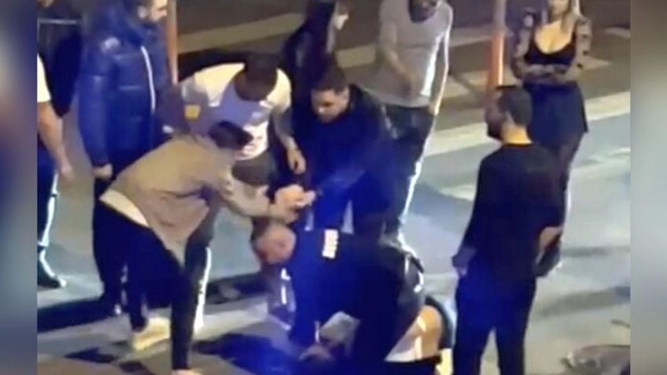 Un antrenor de Liga 1 a fost bătut în mijlocul străzii de bărbatul căruia i-ar fi "furat" iubita