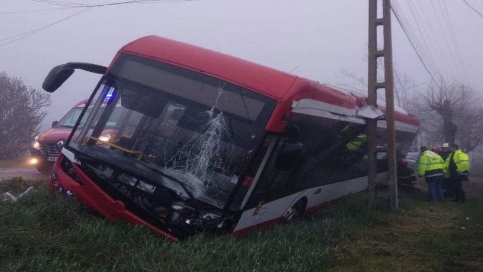 Accident grav între un autobuz și alte două mașini, în Arad - Două victime au fost transportate la spital