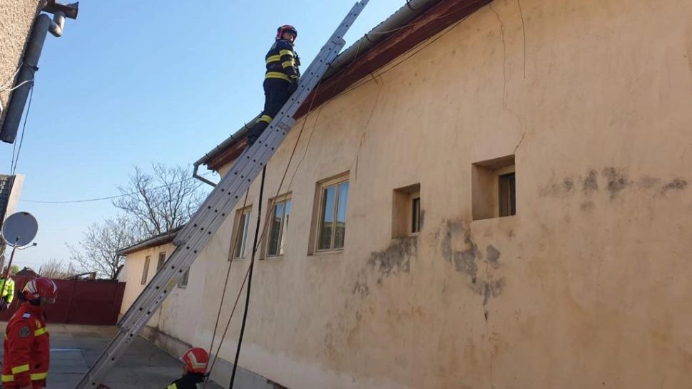 Incendiu la o școală din Arad. Zeci de elevi și dascăli, evacuați