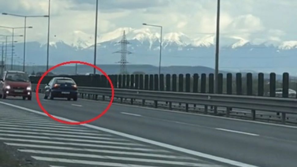 Tupeu dus la extrem - șofer surprins pe contrasens pe autostradă. Imagini șocante din Sibiu - VIDEO
