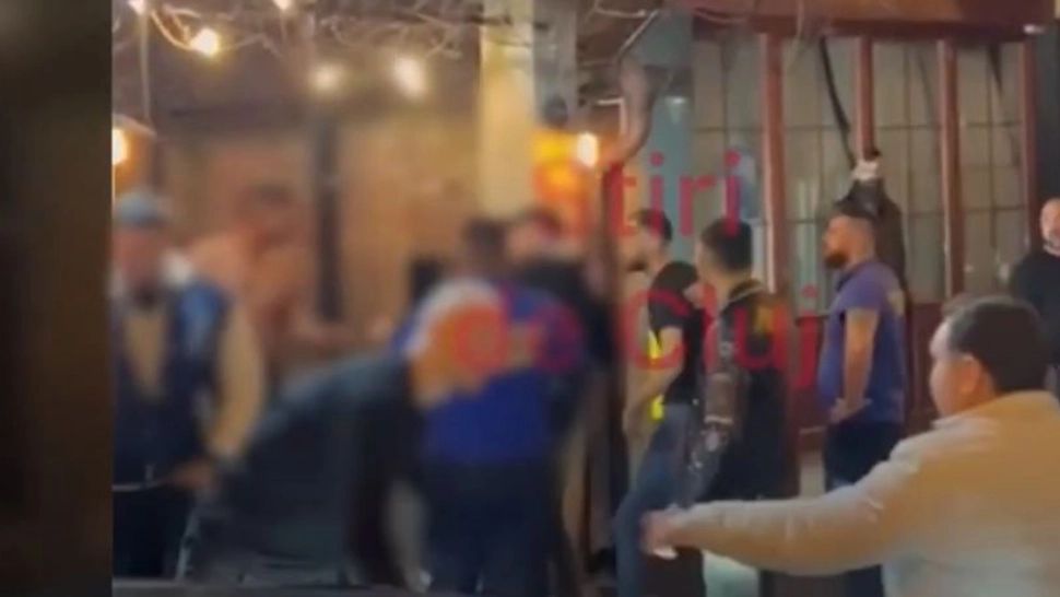 Bătaie în fața clubului, pe ritm de manele. Agenții de pază privesc de pe margine (VIDEO)