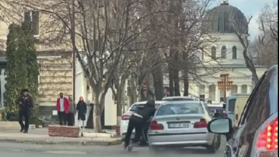 Scene de groază la Chișinău. Răfuială în trafic, un bărbat târât cu mașina și prins între 2 autoturisme - VIDEO