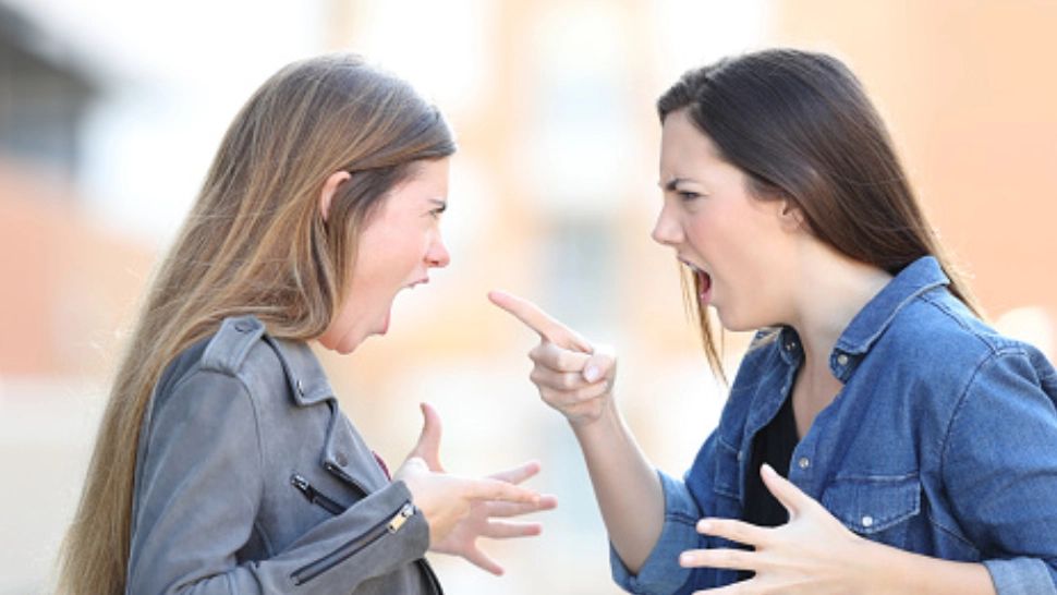 Două femei și-au împărțit pumni și palme, apoi au ajuns în fața instanței. Acuzația: una dintre ele era vrăjitoare