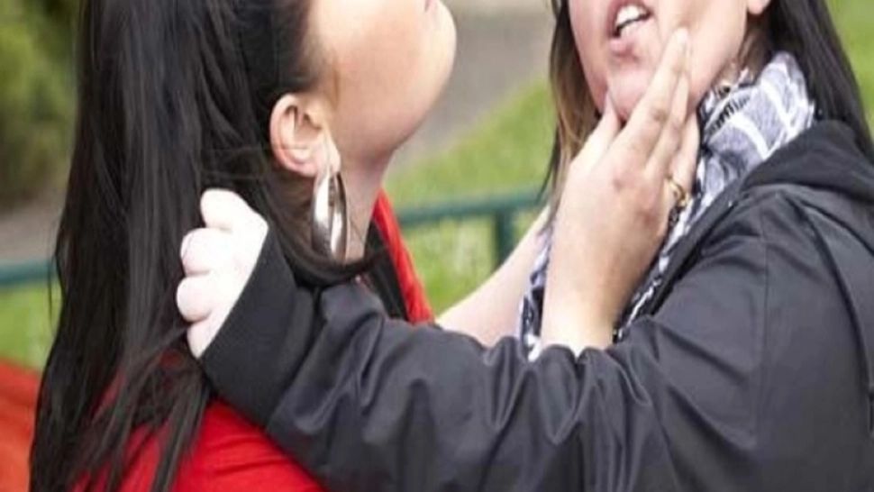 Patru buzoience au fost reţinute pentru 24 de ore după o bătaie pe terasa unui restaurant 