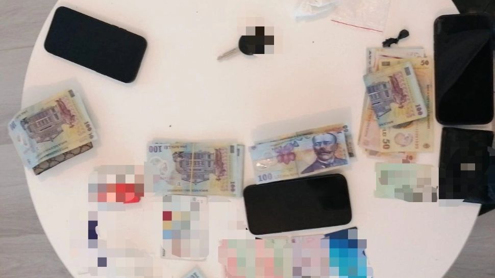 Peste două kilograme de droguri de mare risc, descoperite în urma unei percheziţii domiciliare în Mamaia Nord! O persoană a fost reținută