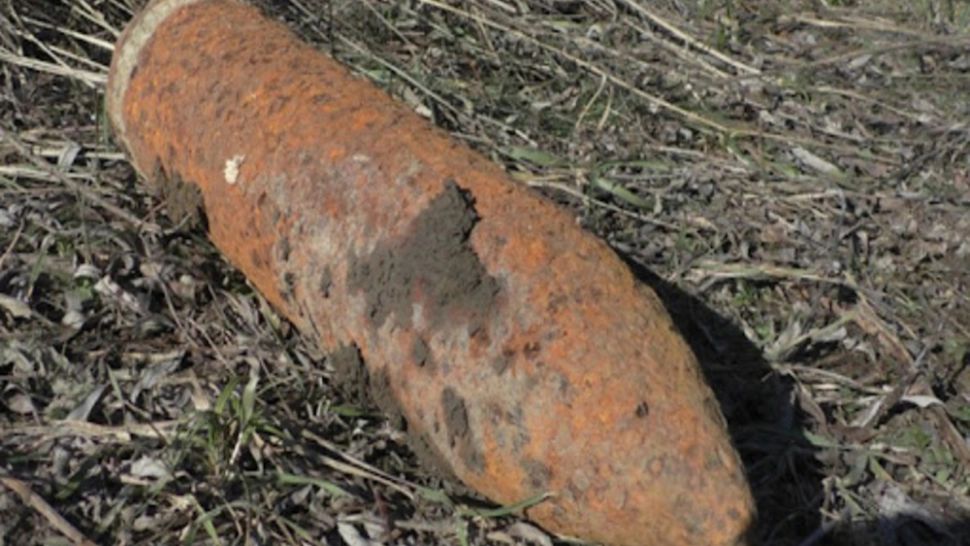 Ce mai aruncă românii la gunoi: Proiectil, găsit într-o ghenă la Întorsura Buzăului