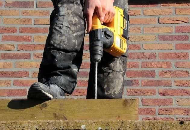 Cât a ajuns AMENDA pentru românii care folosesc bormașina la bloc 