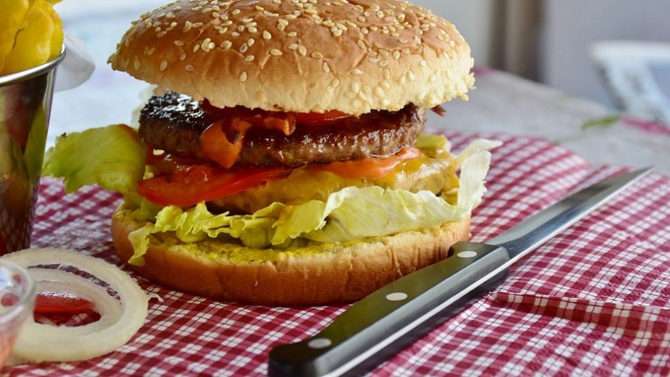 Cele 6 alimente  de care ar trebui să fugi dacă ai probleme cu inima. Îți agraveaza boala și îngustează vasele de sânge