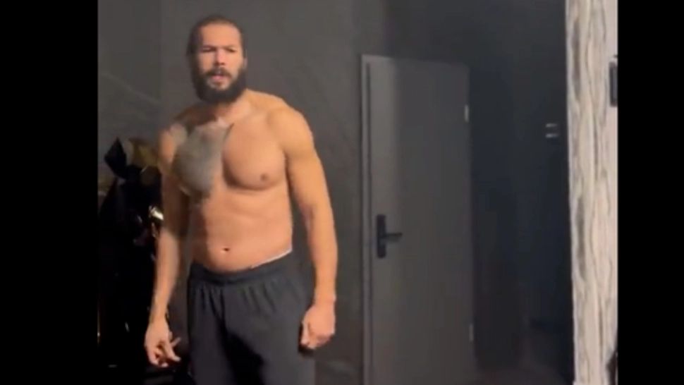 Andrew Tate a postat primul video pe reţelele de socializare după ieşirea din arest: Am stat într-o celulă de 3 metri, fără electronice sau contact cu exteriorul. Claritate absolută a minţii 