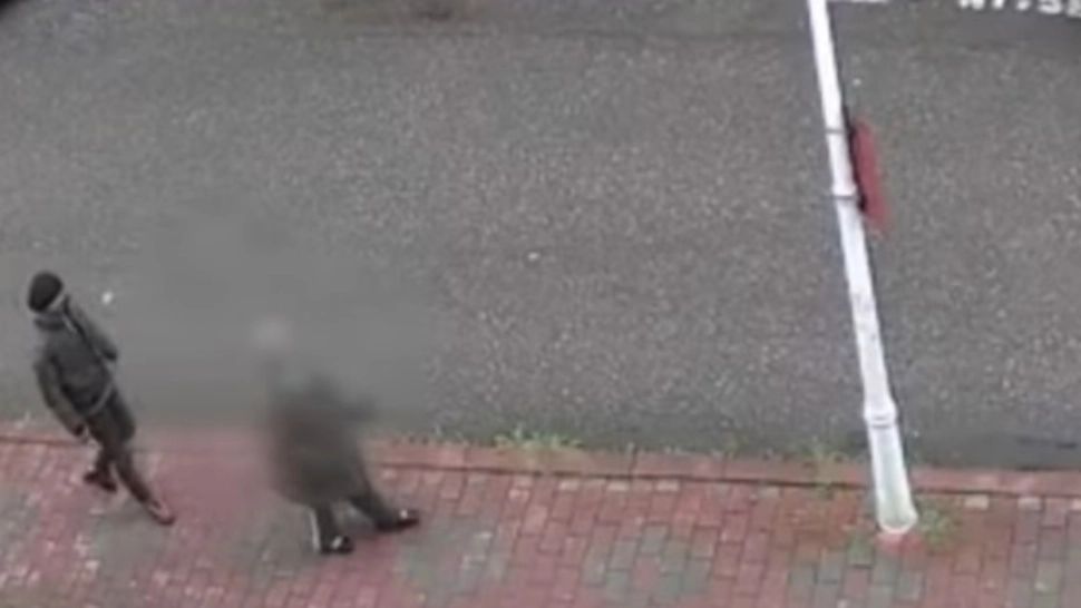 IMAGINI șocante: Bătrână tâlhărită în plină stradă - Femeia a ajuns la spital după ce a fost jefuită