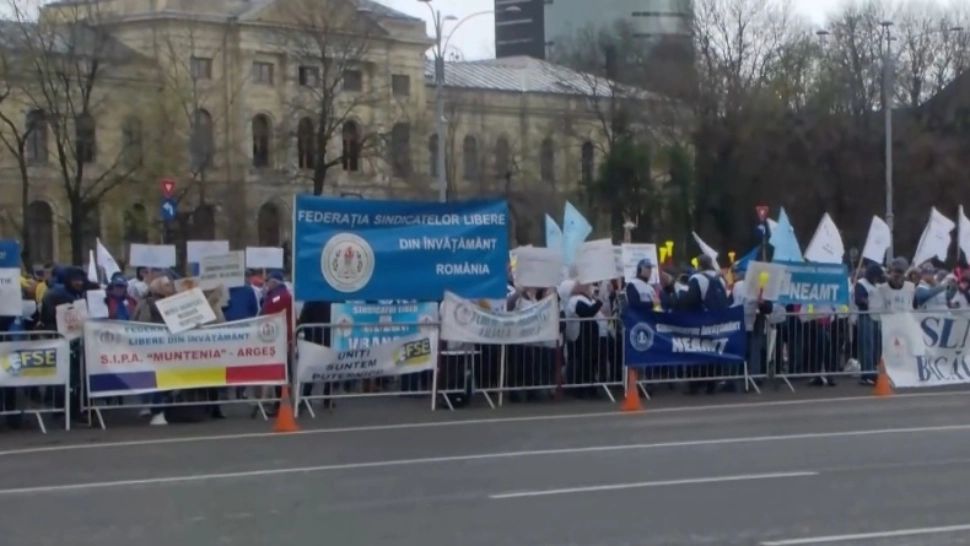 Au început marile PROTESTE! Profesorii scandează la ușa premierului: „Înghețați salariile, înghețăm anul școlar”