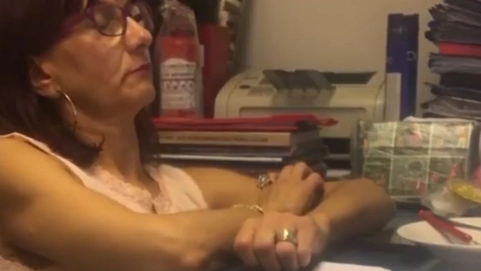 Directoarea care încasează spor de muncă în condiții vătămătoare a fost prinsă DORMIND - Imagini incredibile