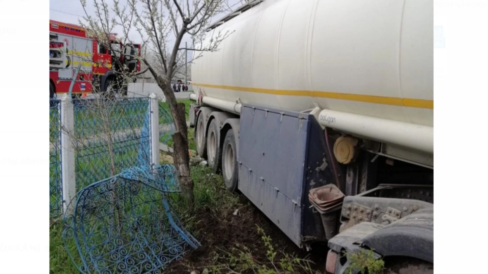 A ajuns cu autocisterna în curtea unei gospodării. Pompierii, puși în alertă de potențialul pericol