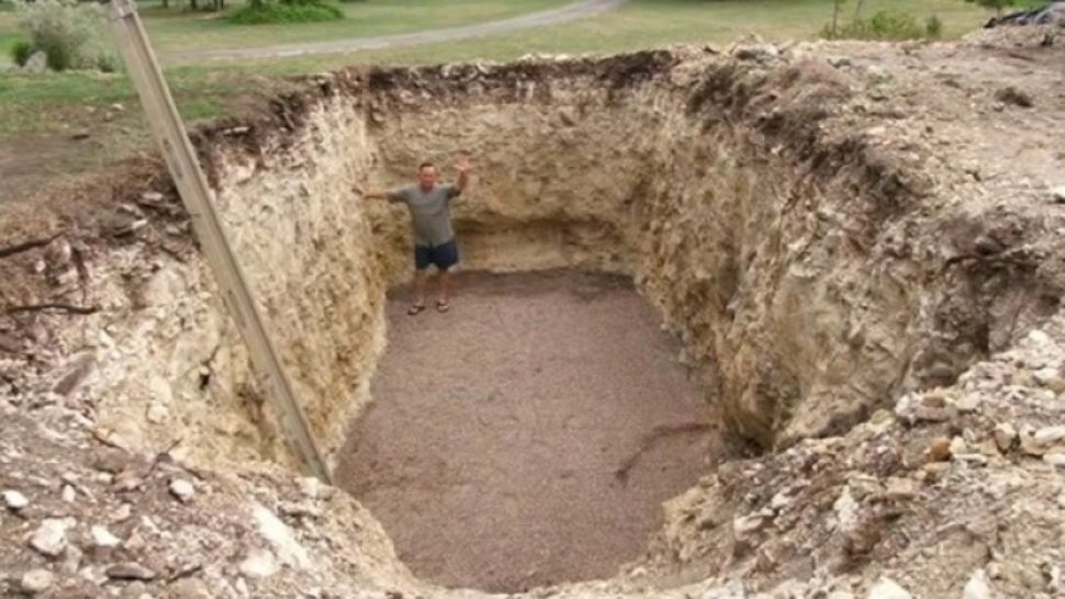 A săpat o groapă uriaşă în curte. Când au văzut ce îndeasă în pământ, vecinii au încremenit - FOTO