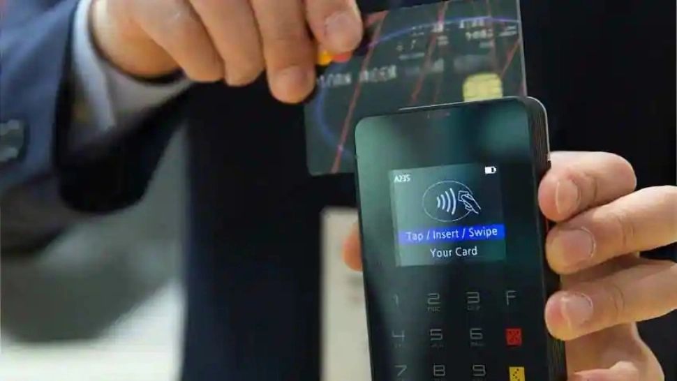 Clienții plăteau, chelnerii le furau banii! Turiști din Italia, jefuiți de escroci români prin clonare de carduri