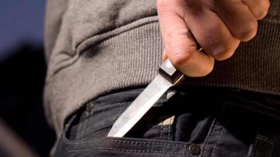 Echipajul unei ambulanțe, atacat cu un cuțit de bărbatul pe care încerca să îl ajute - Incident șocant la Ploiești