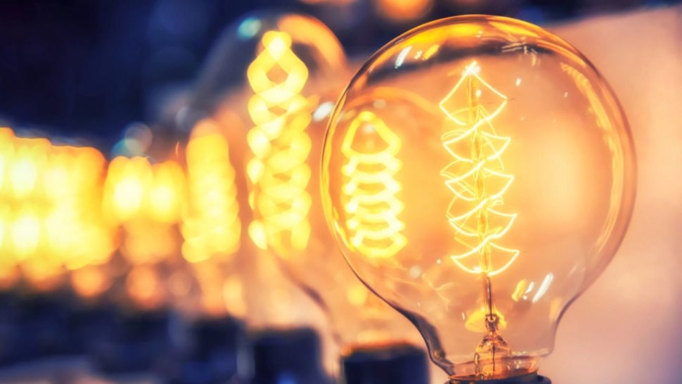 LOVITURĂ pentru sute de mii de români: Cresc din nou facturile la curent - Ce majorări de preț au anunțat furnizorii