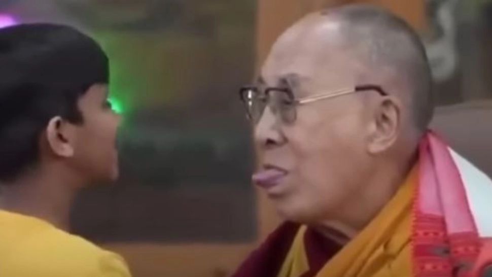 Dalai Lama, scandal uriaș. A fost filmat când sărută un copil pe buze și apoi îi cere să îi "sugă" limba - VIDEO