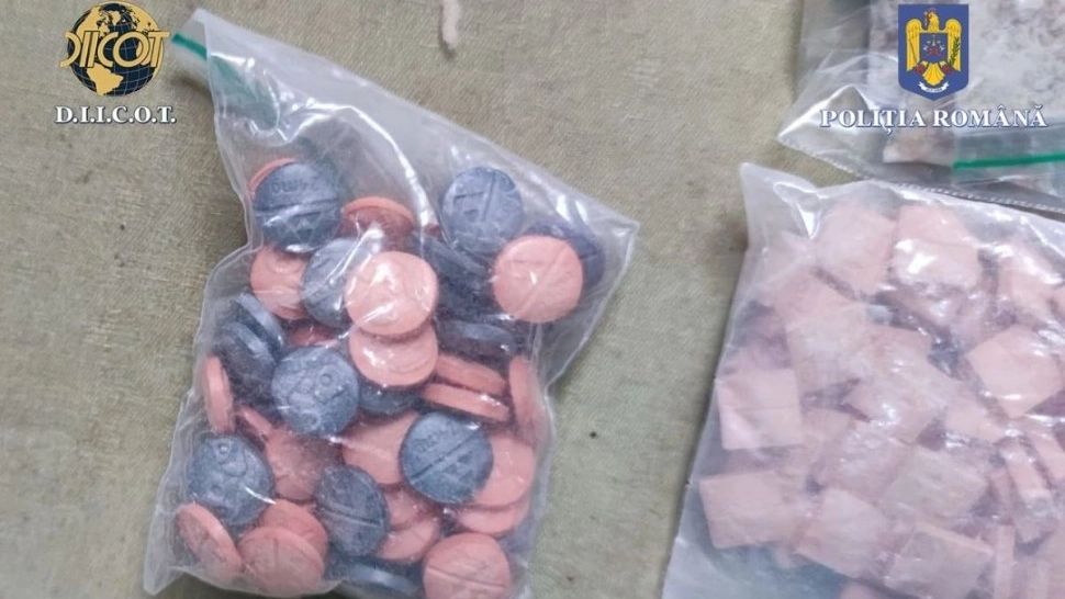 Cel mai scump drog, cocaina roz, vândut de traficanţi la petrecerile de pe litoral | Zeci de turişti, prinşi cu droguri în ultimele 24 de ore