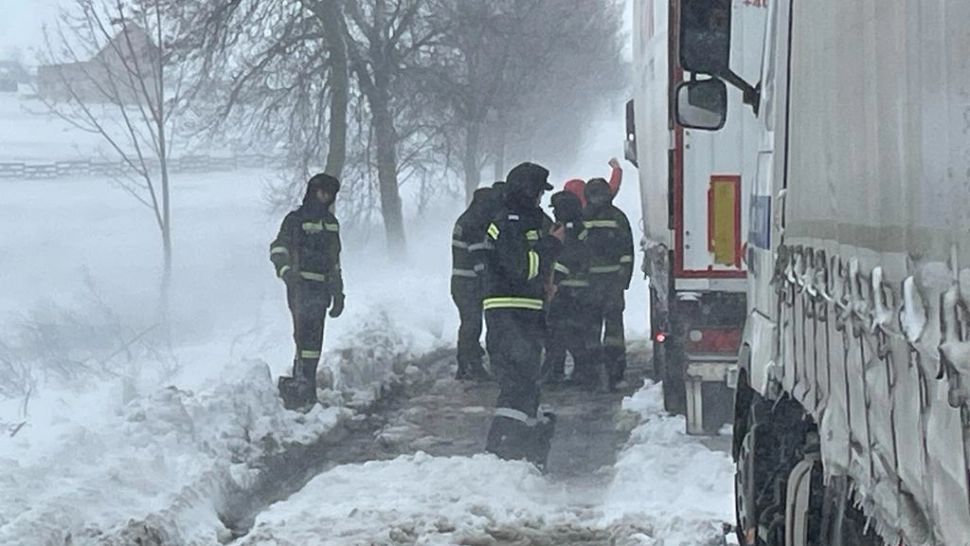 21 de drumuri județene și 5 tronsoane de drum național, BLOCATE de zăpadă la Botoșani - Au fost suspendate cursurile
