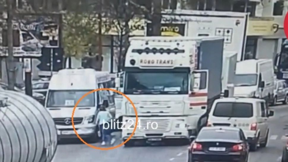 Momentul incredibil în care o femeie scapă cu viață de sub roțile unui camion  - Imagini șocante din Buzău