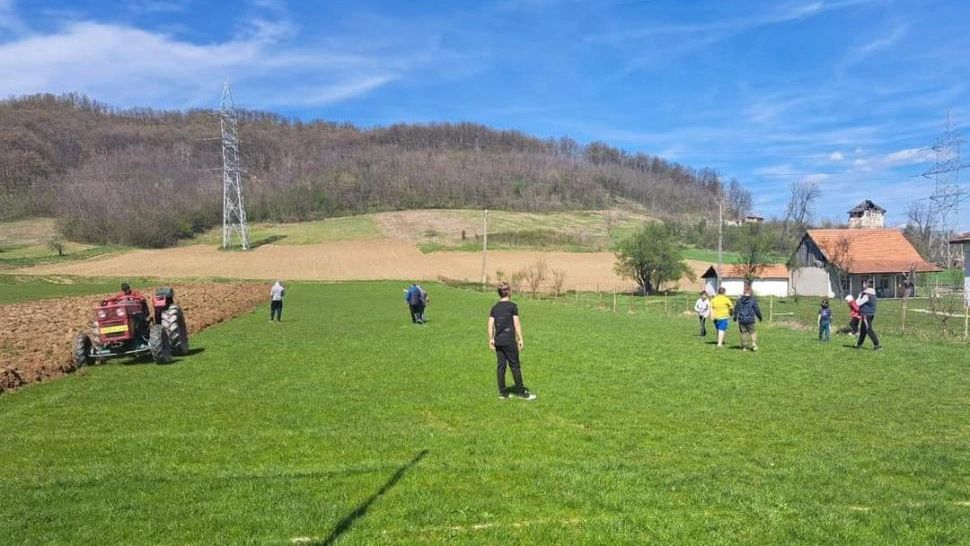 Un consilier local s-a apucat să are stadionul pe care jucau elevii fotbal