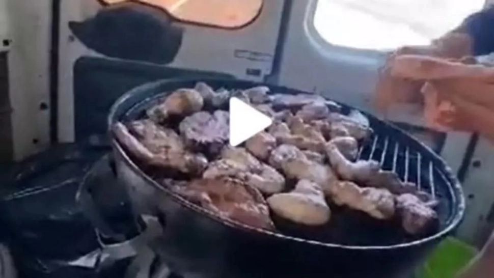 VIDEO – Au băgat grătarul aprins în mașină după ce i-a prins ploaia la iarbă verde – Imaginile au devenit virale pe internet